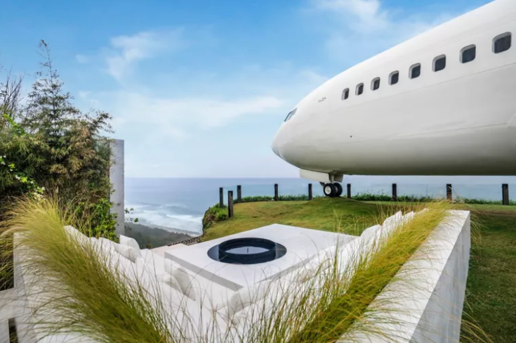 Літак переобладнали в розкішну віллу на вершині скелі. Дивіться, як виглядає незвичне житло